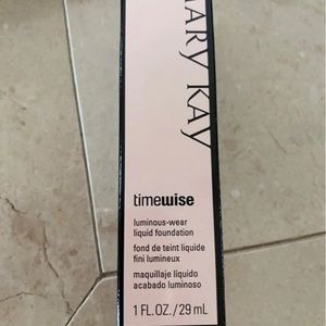 7 luminous foundation 4 Matt foundation